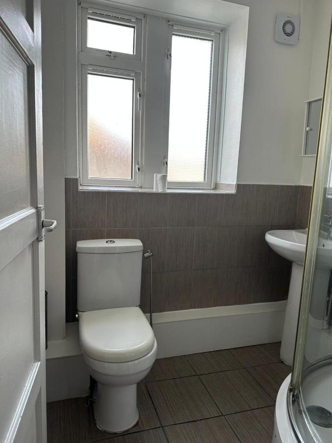 Spacious 2 Bed Flat Баркінг Екстер'єр фото