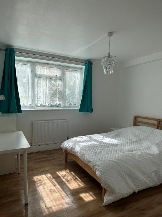 Spacious 2 Bed Flat Баркінг Екстер'єр фото